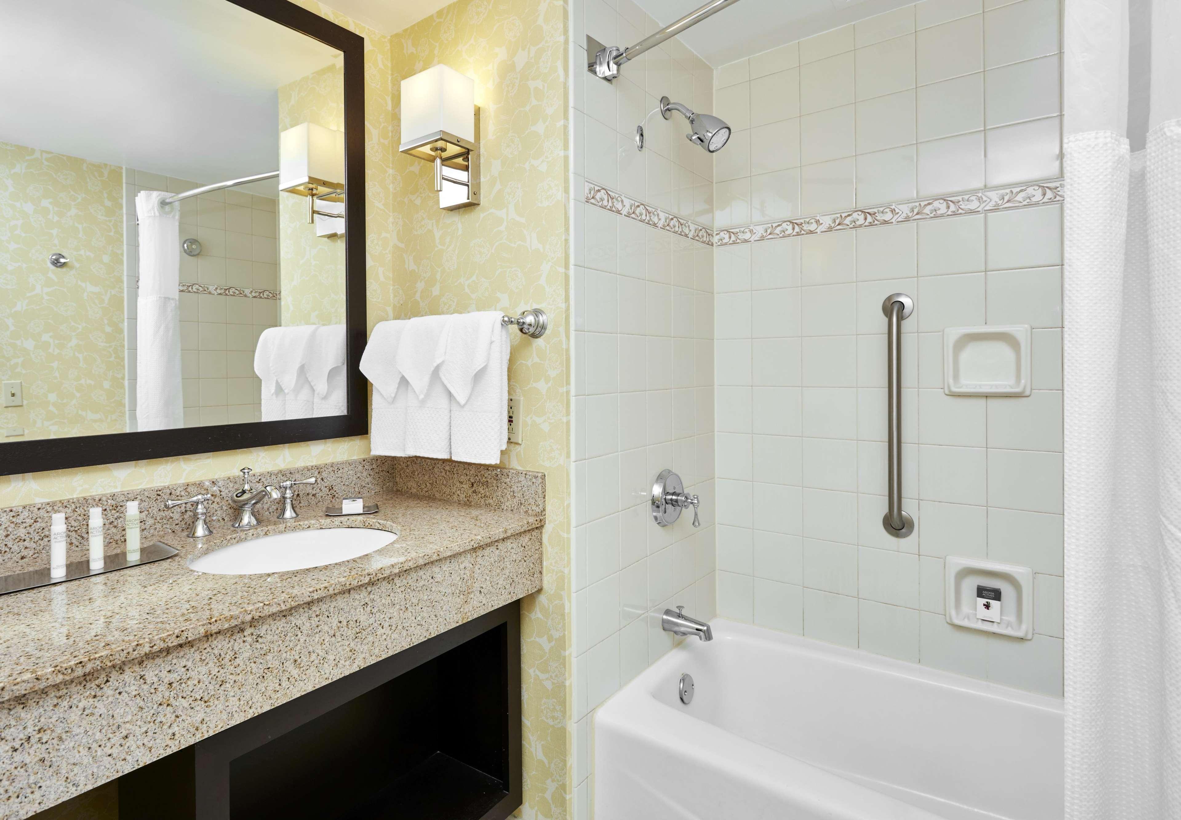 Doubletree By Hilton Charlotte Uptown Hotel Exterior photo